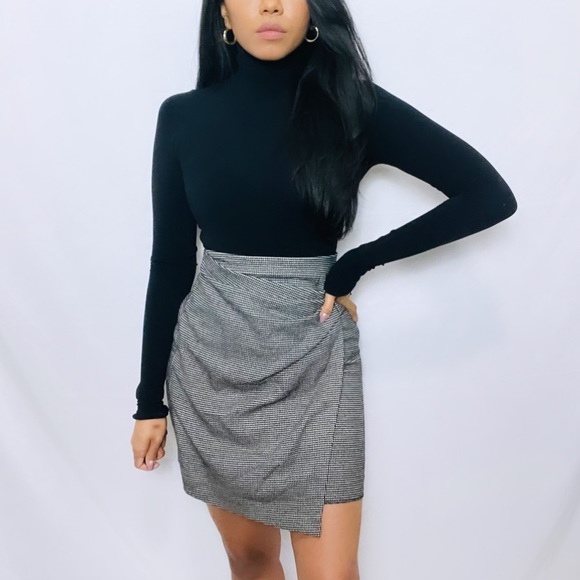 Club Monaco | Black and White Houndstooth Faux Wrap High Waist Mini Skirt 0 - Picture 8 of 14